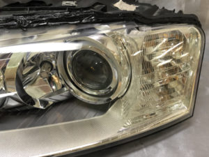 アウディ S8 後期型 純正ヘッドライト オーバーホール・内外クリーニング