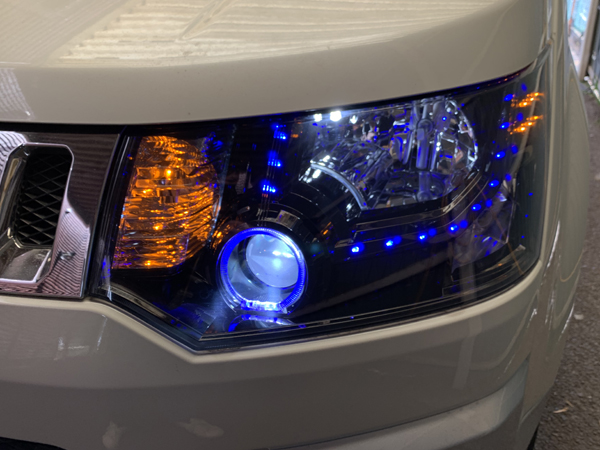 ワンオフ加工 デリカ D5 インナーブラック塗装＆青LEDイカリング＆青橙LED増設＆プロジェクター内アクアブルーLED埋め込み 仕様 純正加工品 ドレスアップ ヘッドライト